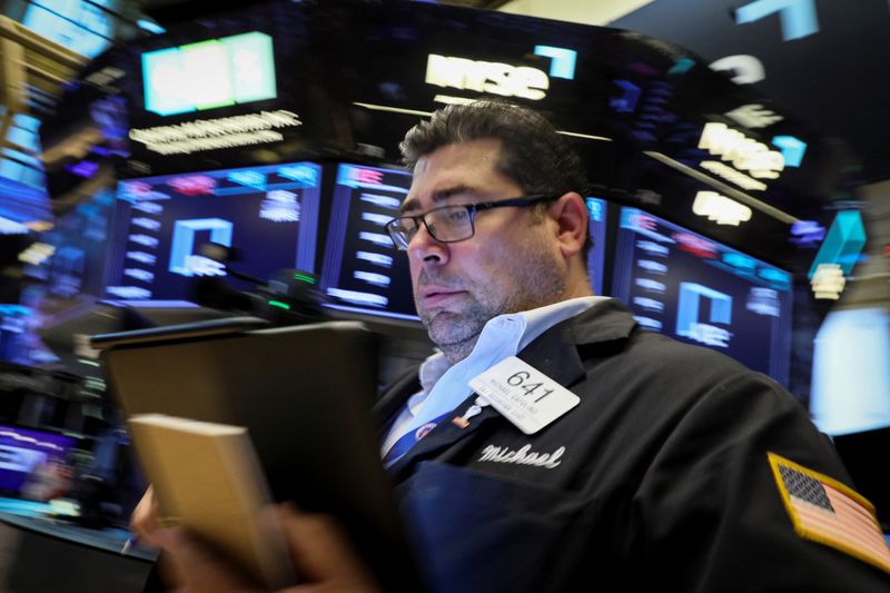 &copy; Reuters. La Bourse de New York a ouvert vendredi en légère hausse. L'indice Dow Jones gagne 0,15% et le Standard & Poor's 500, plus large, progresse de 0,70%. Le Nasdaq Composite prend 1,04%. /Photo prise le 21 juillet 2022/REUTERS/Brendan McDermid