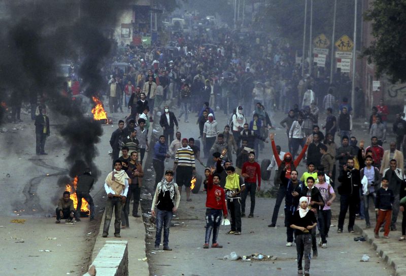 © Reuters. أنصار لجماعة الأخوان المسلمين خلال اشتباك مع عناصر من قوات مكافحة الشغب في القاهرة - صورة من أرشيف رويترز. 