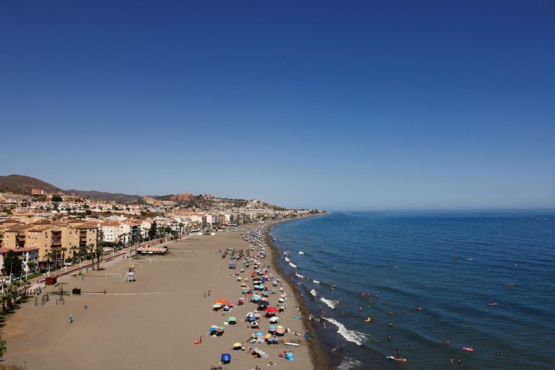 &copy; Reuters. FOTO DE ARCHIVO: Una playa junto al mar Mediterráneo en Rincón de la Victoria, provincia de Málaga, Andalucía, España, el 9 de julio de 2022. REUTERS/Jon Nazca