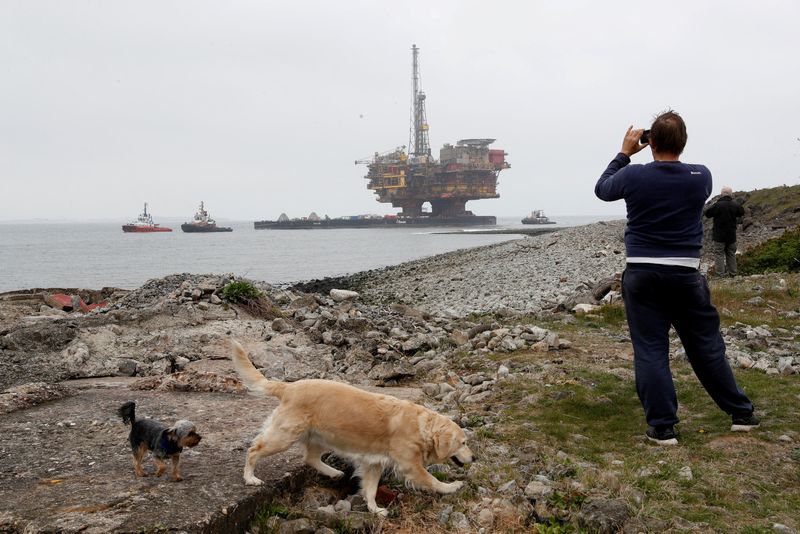 &copy; Reuters. Homem fotografa plataforma da Shell em Hartlepool no Reino Unido
03/05/2017 REUTERS/Darren Staples