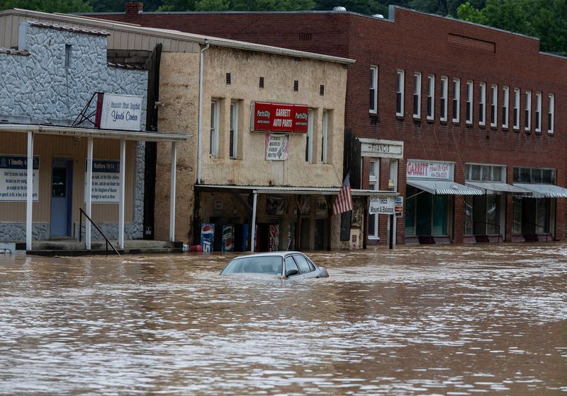 &copy; Reuters. Carro submerso em rua alagada por enchente no Kentucky
28/07/2022
Pat McDonogh/USA TODAY NETWORK via REUTERS