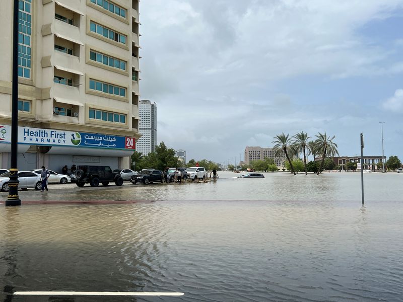 &copy; Reuters. مياه السيول تغطي منطقة في إمارة الفجيرة في صورة يوم الخميس. تصوير: عبد الهادي الرمحي - رويترز. 