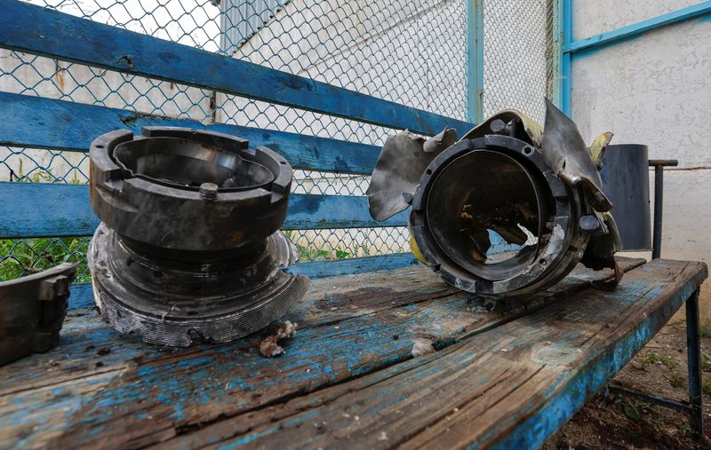© Reuters. Fragments of U.S.-made HIMARS rockets, according the Russian defence ministry, are shown after the shelling at a pre-trial detention center in the course of Ukraine-Russia conflict, in the settlement of Olenivka in the Donetsk Region, Ukraine July 29, 2022. REUTERS/Alexander Ermochenko