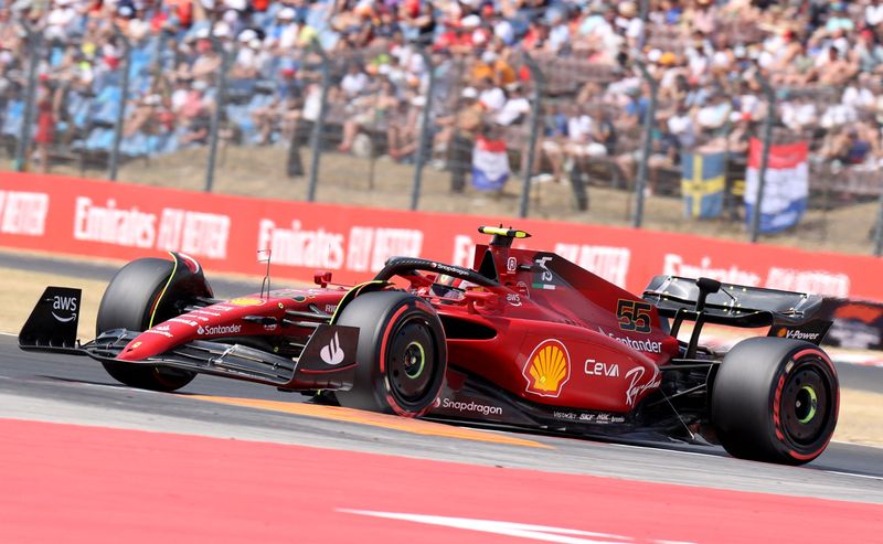 &copy; Reuters. El piloto español Carlos Sainz Jr. de Ferrari en acción durante las prácticas del Gran Premio de Hungría de la Fórmula Uno en el circuito Hungaroring de Budapest, Hungría. 29 de julio, 2022. REUTERS/Bernadett Szabo