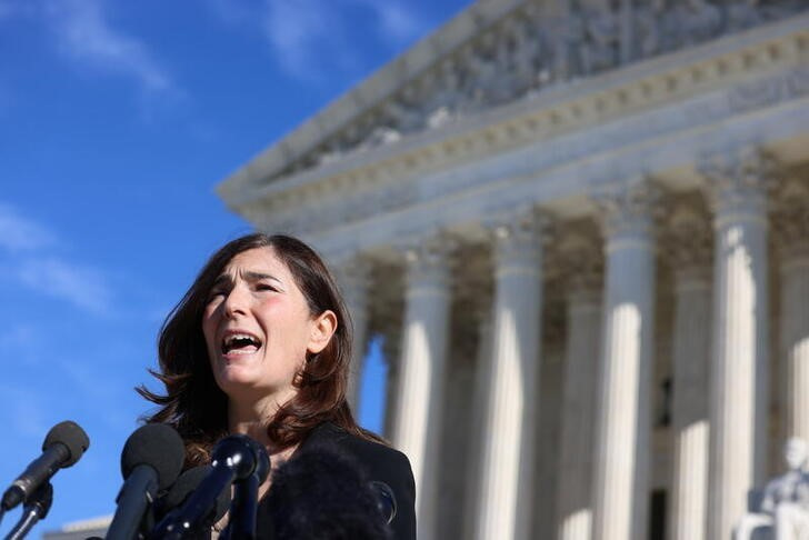 © Reuters. Lawyer Julie Rickelman of the Center for Reproductive Rights speaks during a protest outside the Supreme Court building, ahead of arguments in the Mississippi abortion rights case Dobbs v. Jackson Women's Health, in Washington, U.S., December 1, 2021. REUTERS/Evelyn Hockstein