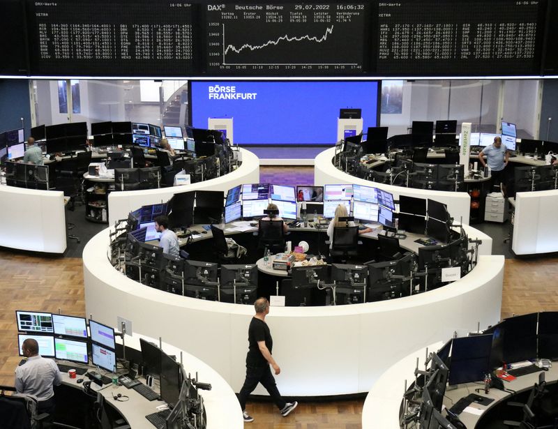 &copy; Reuters. Les Bourses européennes ont terminé en hausse vendredi. À Paris, le CAC 40 a terminé en hausse de 1,72%. Le Footsie britannique a pris 1,06% et le Dax allemand 1,52%. /Photo prise le 29 juillet 2022/REUTERS