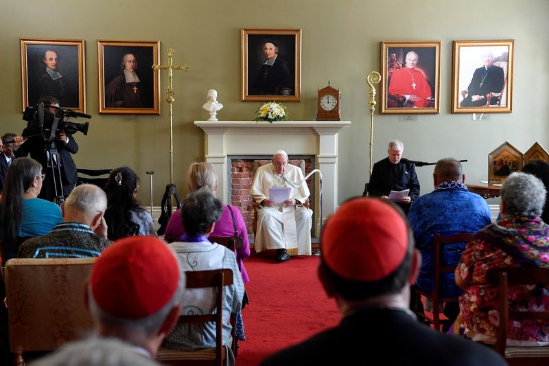 &copy; Reuters. البابا فرنسيس مع وفد من السكان الأصليين في كيبيك بكندا يوم الجمعة في صورة حصلت عليها رويترز من مركز إعلام الفاتيكان.