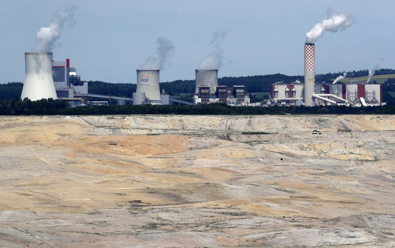 &copy; Reuters. FOTO DE ARCHIVO: La planta de energía a carbón Turow se ve detrás de la mina de carbón a cielo abierto Turow operada por la compañía PGE en Bogatynia, Polonia