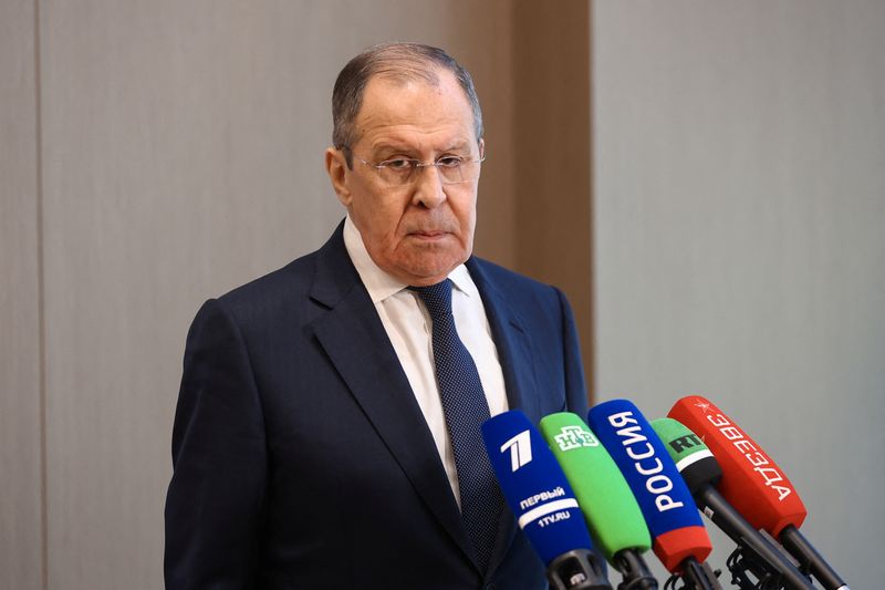 &copy; Reuters. El Ministro de Relaciones Exteriores de Rusia, Serguéi Lavrov, realiza una rueda de prensa después de una sesión del Consejo de Ministros de Relaciones Exteriores de la Organización de Cooperación de Shanghai (OCS) en Tashkent, Uzbekistán, el 29 de 