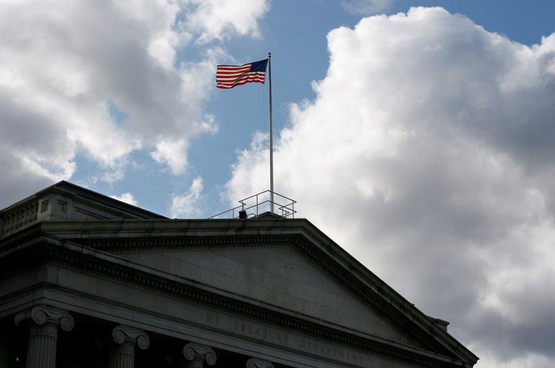 &copy; Reuters. FILE PHOTO: The United States flag flies atop the U.S. Treasury Department in Washington November 18, 2008. REUTERS/Jim Bourg