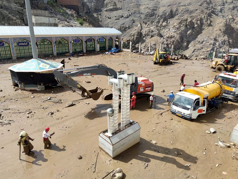 &copy; Reuters. Au moins 53 personnes ont été tuées en Iran dans des inondations et des glissements de terrain provoqués par de fortes pluies, et des recherches étaient en cours vendredi pour retrouver des disparus, ont rapporté les autorités. /Photo prise le 28 j