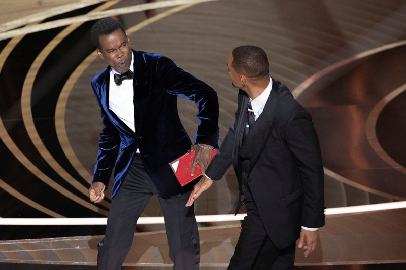 &copy; Reuters. Ator Chris Rock reage após levar tapa de Will Smith durante cerimônia do Oscar
27/03/2022
REUTERS/Brian Snyder