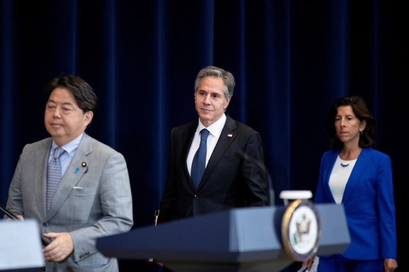 © Reuters. U.S. Secretary of State Antony Blinken and Commerce Secretary Gina Raimondo walk on stage to hold a joint news conference with Japan's Foreign Minister Yoshimasa Hayashi and Japan's Minister of Economy, Trade, and Industry Koichi Hagiuda (not pictured), during the U.S.-Japan Economic Policy Consultative Committee (EPCC) meeting at the State Department in Washington, U.S., July 29, 2022. REUTERS/Tom Brenner