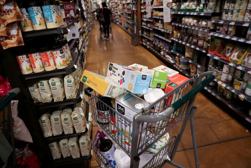 © Reuters. FILE PHOTO: A shopping cart is seen in a supermarket as inflation affected consumer prices in Manhattan, New York City, U.S., June 10, 2022. REUTERS/Andrew Kelly/File Photo