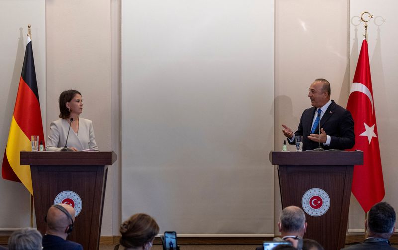 &copy; Reuters. وزير الخارجية التركي مولود جاويش أوغلو خلال مؤتمر صحفي مع نظيرته الألمانية أنالينا بيربوك في اسطنبول يوم الجمعة. تصوير: اوميت بكطاش - رويترز