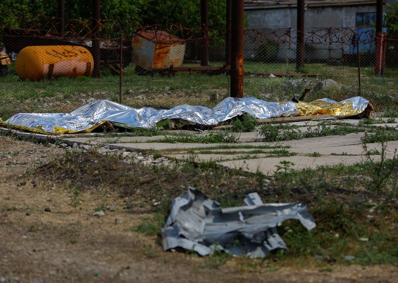 &copy; Reuters. جثامين بعض ضحايا هجوم على سجن لأسرى حرب أوكرانيين في اقليم دونيتسك يوم الجمعة. تصوير: الكسندر ارموتشينكو - رويترز.