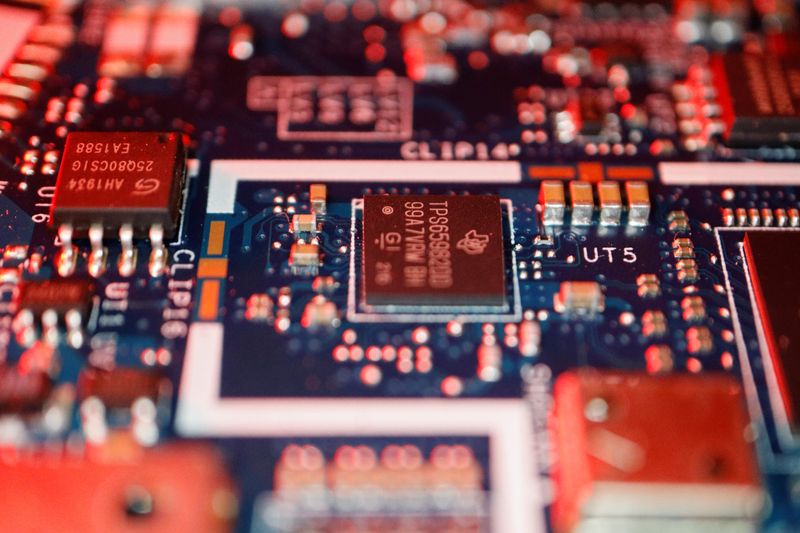 &copy; Reuters. FILE PHOTO: Semiconductor chips are seen on a circuit board of a computer in this illustration picture taken February 25, 2022. REUTERS/Florence Lo/Illustration
