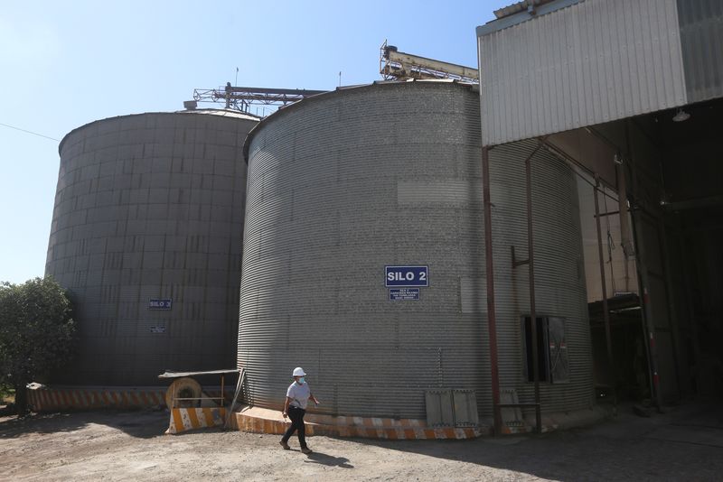 &copy; Reuters. FILE PHOTO: A worker walks past storage silos at the ALIPEC animal feed factory, where a mix of imported and nationally-produced corn is used to make feed for cows, pigs and chickens, on the outskirts of Guadalajara, Mexico March 11, 2021. REUTERS/Fernand