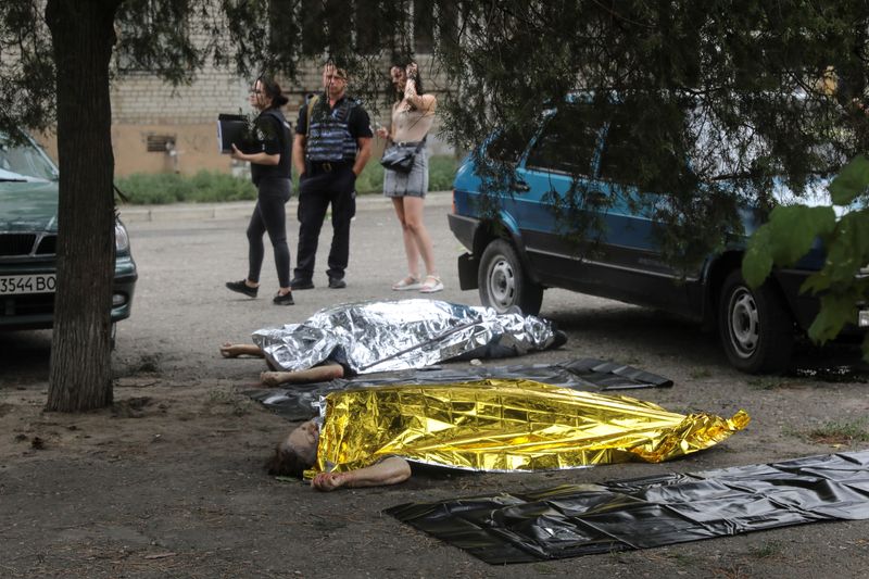 &copy; Reuters. جثث مسجاه على الأرض بعد قصف عسكري روسي في ميكولايف الأوكرانية يوم الجمعة في صورة لرويترز.