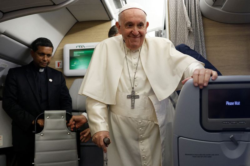 &copy; Reuters. البابا فرنسيس على متن الطائرة البابوية خلال رحلة العودة من كندا إلى الفاتيكان يوم 29 يوليو تموز 2022. صورة لرويترز من ممثل لوكالات الأنباء