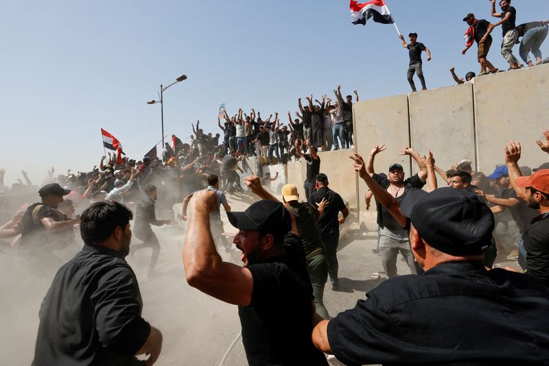 &copy; Reuters. Supporters of Iraqi Shi'ite cleric Moqtada al-Sadr protest against corruption, in Baghdad, Iraq July 30, 2022. REUTERS/Ahmed Saad  