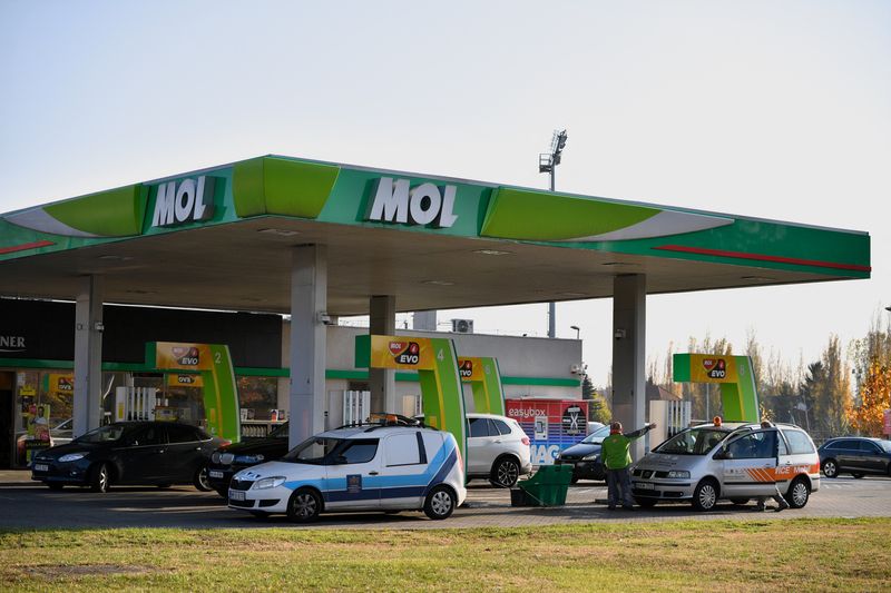 &copy; Reuters. FILE PHOTO: Cars are stationed at a gas station of Hungarian oil company MOL in Budapest, Hungary, November 11, 2021. REUTERS/Marton Monus/File Photo