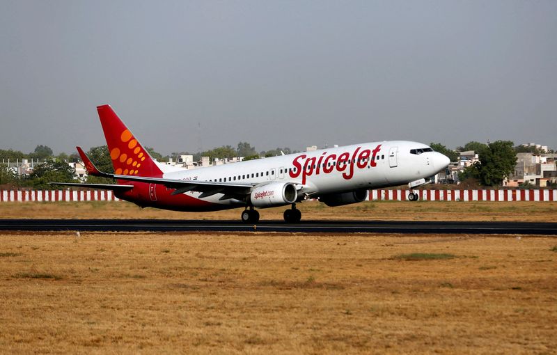 &copy; Reuters. طائرة بوينج من طراز 737-800 تابعة لشركة سبايس جيت الهندية تقلع من مطار في أحمد أباد بالهند في صورة من أرشيف رويترز 