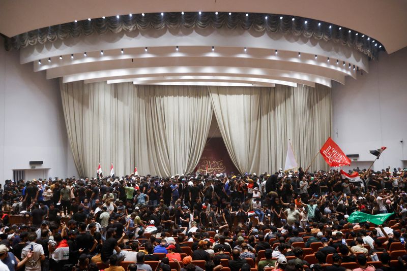 © Reuters. Supporters of Iraqi Shi'ite cleric Moqtada al-Sadr protest against corruption inside the Parliament, in Baghdad, Iraq July 30, 2022. REUTERS/Ahmed Saad