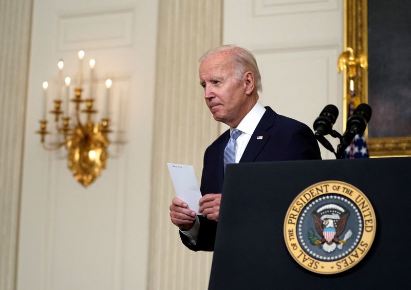 © Reuters. U.S. President Joe Biden walks after delivering remarks on the Inflation Reduction Act of 2022 at the White House in Washington, U.S., July 28, 2022. REUTERS/Elizabeth Frantz