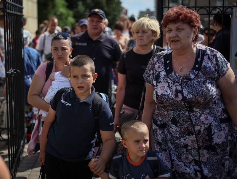 &copy; Reuters. أشخاص يتوجهون لركوب قطار متجه إلى مدينتي دينبرو ولفيف خلال جهود لإجلائهم من مناطق متضررة بالصراع في شرق أوكرانيا يوم 20 يوليو تموز 2022.  تصوير 