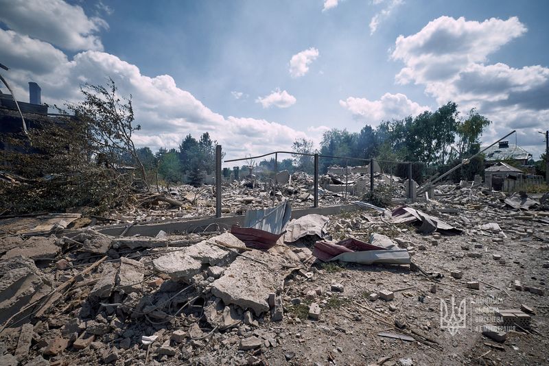 &copy; Reuters. منظر عام لمبنى سكني مدمر جراء هجوم صاروخي روسي مع استمرار الهجوم الروسي على أوكرانيا في كراماتورسك يوم 29 يوليو تموز 2022. صورة لرويترز من الخد