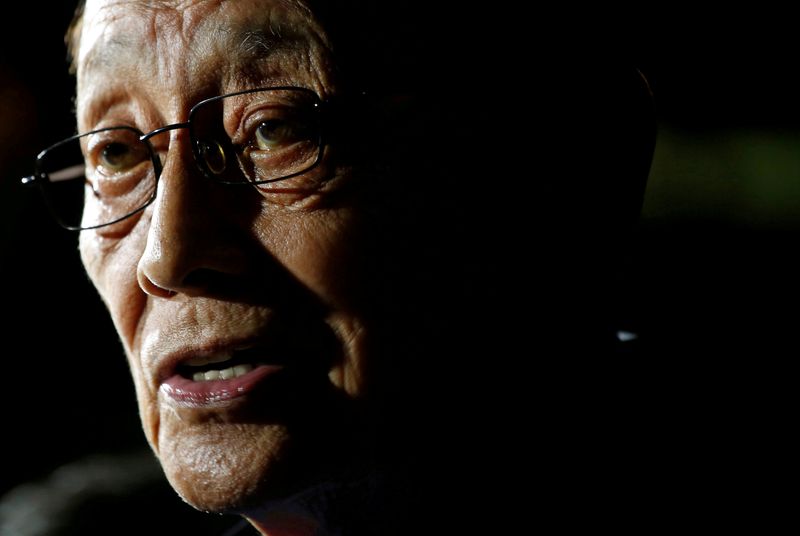 &copy; Reuters. FILE PHOTO: Former Philippine President Fidel Ramos speaks to journalists as he arrives at Hong Kong International Airport, China August 8, 2016.  REUTERS/Tyrone Siu/File Photo