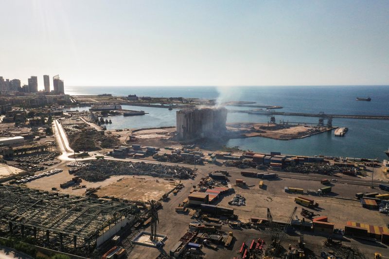 &copy; Reuters. دخان يتصاعد من صوامع للحبوب في مرفأ بيروت في 27 يوليو تموز 2022. تصوير عصام عبد الله - رويترز.