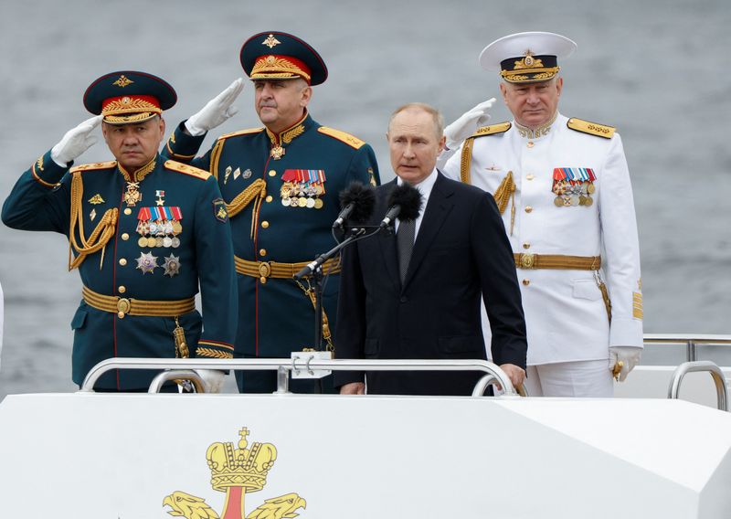 &copy; Reuters. Russia's President Vladimir Putin, Defence Minister Sergei Shoigu and head of the Russian navy Admiral Nikolai Yevmenov attend a parade marking Navy Day in Saint Petersburg, Russia July 31, 2022. REUTERS/Maxim Shemetov