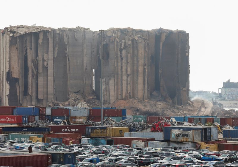 &copy; Reuters. Une partie des silos du port de Beyrouth s'est effondrée dimanche après-midi au Liban, dégageant un épais nuage de fumée et de poussière, a constaté un journaliste de Reuters. /Photo prise le 31 juillet 2022/REUTERS/Mohamed Azakir