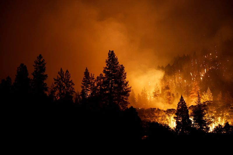 &copy; Reuters. L'incendie McKinney, qui se déplace rapidement dans le nord de la Californie, a entraîné l'évacuation de 2.000 habitants et a détruit des maisons et des infrastructures depuis qu'il s'est déclaré vendredi. /Photo prise le 30 juillet 2022/REUTERS/Fr