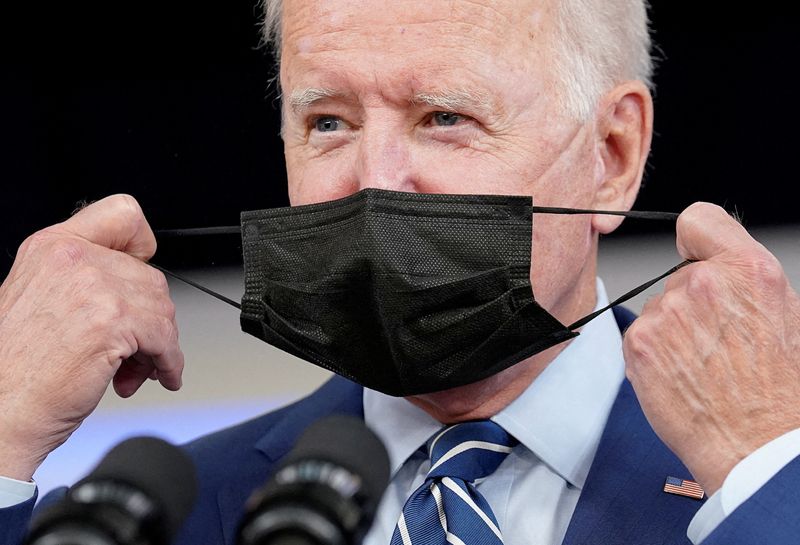 &copy; Reuters. FILE PHOTO: President Joe Biden removes his face mask prior to receiving his coronavirus disease (COVID-19) booster vaccination in the Eisenhower Executive Office Building's South Court Auditorium at the White House in Washington, U.S., September 27, 2021