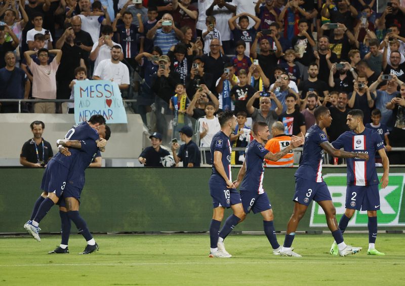 &copy; Reuters. لاعبو فريق باريس سان جيرمان يحتفلون بإجراز هدف في شباك نانت يوم الأحد. تصوير عمار عوض- رويترز.