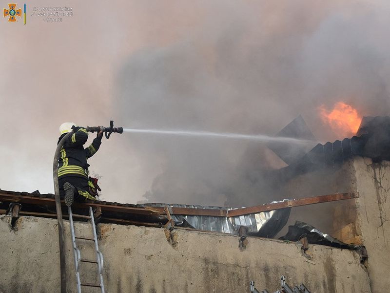 © Reuters. A firefighter works to douse a fire in a building, as Russia's attack on Ukraine continues, in Mykolaiv, in this handout picture released on July 31, 2022. State Emergency Service of Ukraine in Mykolaiv Region/Handout via REUTERS