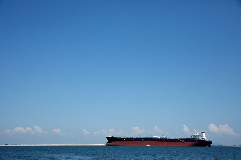 &copy; Reuters. FILE PHOTO: An oil tanker is pictured in the waters off Tuas in Singapore July 15, 2019.  REUTERS/Edgar Su/File Photo