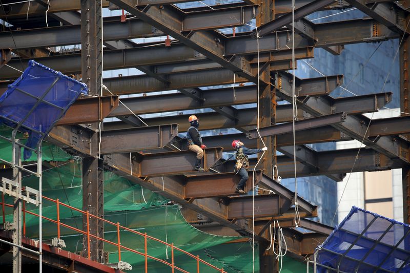 &copy; Reuters. FILE PHOTO - Workers labour on a steel frame at a construction site in central Seoul, South Korea, March 25, 2016. REUTERS/Kim Hong-Ji