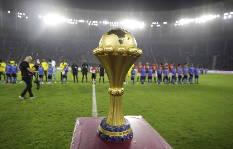 © Reuters. صورة لكأس الأمم الافريقية لكرة القدم قبل إقامة المباراة النهائية للبطولة بين مصر والسنغال في ياوندي بالكاميرون يوم 6 فبراير شباط 2022 . تصوير : محمد عبد الغني - رويترز .  