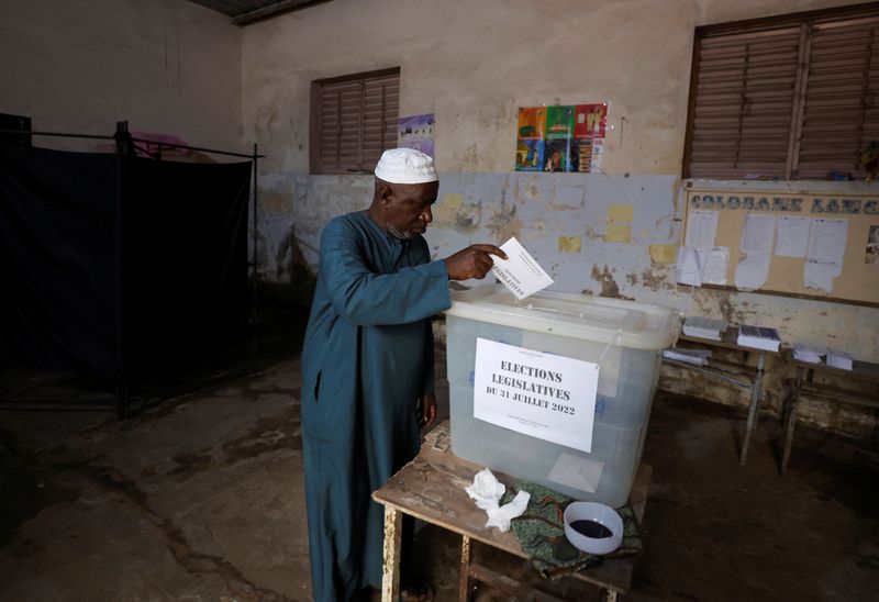 &copy; Reuters. رجل يدلي بصوته  في الانتخابات التشريعية بلجنة بإحدى ضواحي العاصمة السنغالية داكار يوم الأحد. تصوير : زهرة بنسيمرة - رويترز . 