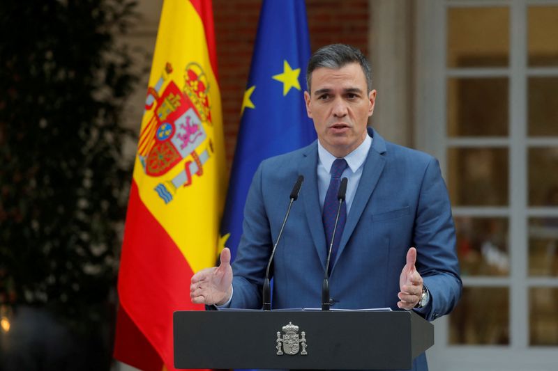 &copy; Reuters. 　７月２９日、スペインのサンチェス首相（写真）は閣僚や公務員、民間の雇用者に対し、ネクタイ着用をやめて涼しくするよう呼びかけた。写真は２月、マドリードで代表撮影（２０２２