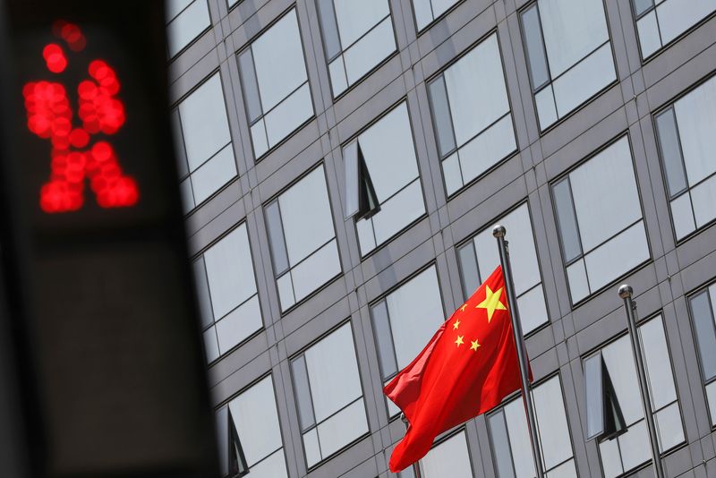 &copy; Reuters. Una bandera nacional china ondea en el exterior del edificio de la Comisión Reguladora de Valores de China en la calle financiera de Pekín, China. 9 de julio de 2021. REUTERS/Tingshu Wang