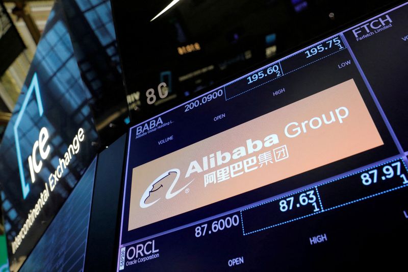 &copy; Reuters. FOTO DE ARCHIVO: El logotipo de Alibaba Group en el parqué de la Bolsa de Nueva York en Manhattan, Nueva York, Estados Unidos, 3 de agosto de 2021. REUTERS/Andrew Kelly