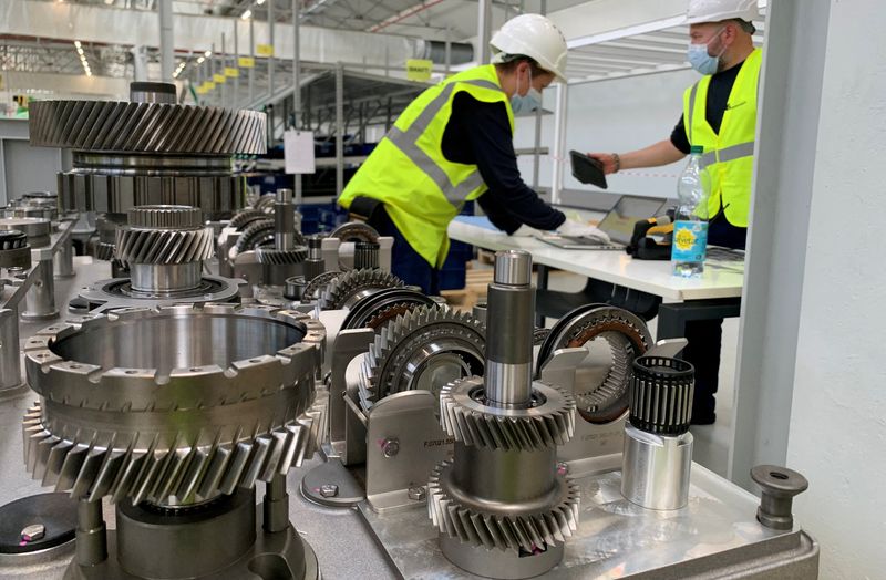 &copy; Reuters. FILE PHOTO: Stellantis employees work on the e-DCT electrified automatic vehicle transmission assembly line at the carmaker Stellantis factory in Metz, France, June 29, 2022. REUTERS/Gilles Guillaume/File Photo