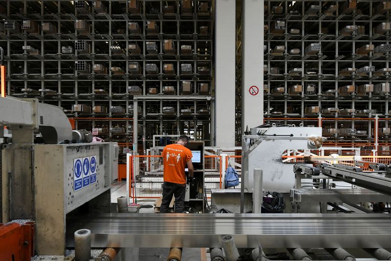 &copy; Reuters. An employee works at Cosmos Aluminium factory in Larissa, Greece, July 8, 2021. Picture taken July 8, 2021 REUTERS/Alexandros Avramidis