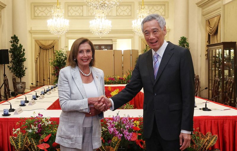 © Reuters. U.S. House of Representatives Speaker Nancy Pelosi shakes hands with Singapore's Prime Minister Lee Hsien Loong in Singapore August 1, 2022.  Mohd Fyrol Official Photographer/Ministry of Communications and Information/Handout via REUTERS    
