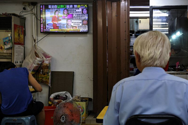 &copy; Reuters. Un grupo de personas come mientras una televisión emite noticias sobre la presidenta de la Cámara de Representantes de Estados Unidos, Nancy Pelosi, en un restaurante de Taipéi, Taiwán. 1 de agosto de 2022. REUTERS/Ann Wang